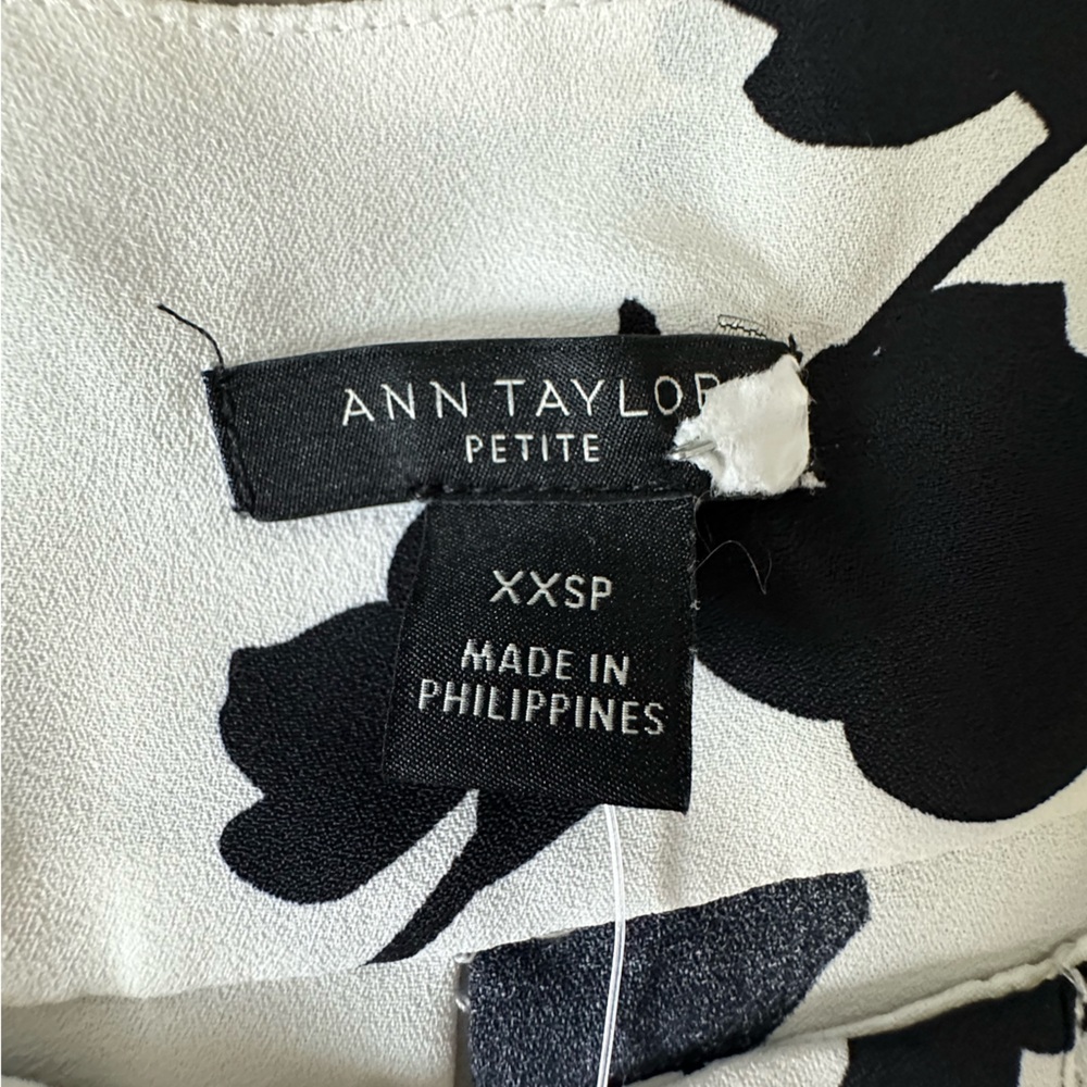 Ann Taylor Black and White Floral Split-Neck Blouse - Picture 7 of 8